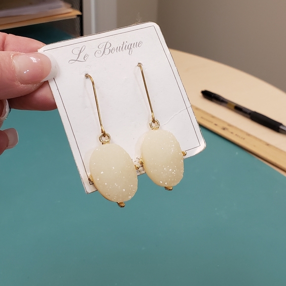 Le Boutique, NWT, light cream rough agate dangle S hook earrings - Picture 7 of 10